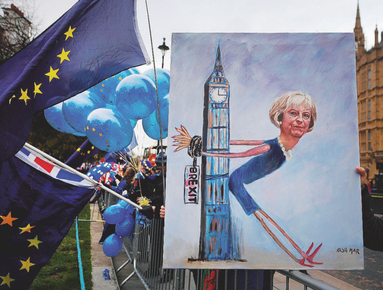 Copertina di May dire Brexit: fra fischi e urla premier in ritirata ai Comuni