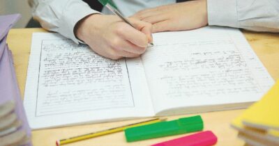 Copertina di A Marco un tema, a Lucia una lettura. Perché i compiti per le vacanze devono essere uguali per tutti?