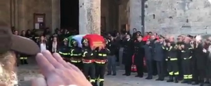 Copertina di Rieti, l’emozionante saluto dei colleghi al vigile del fuoco morto nell’esplosione della stazione di servizio