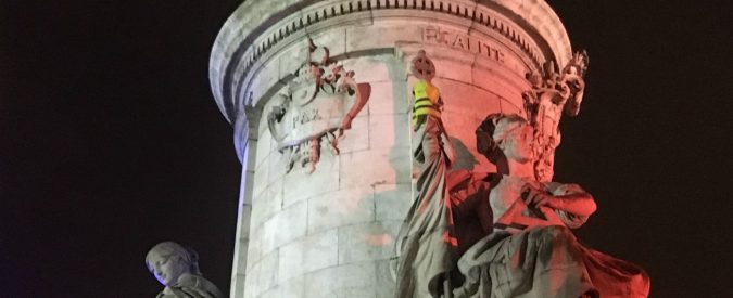 Gilet gialli al bivio dopo le promesse di Macron, i militanti: “Niente leader né partiti, così non ci dividiamo”