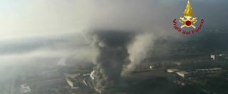 Copertina di Roma, maxi-incendio del deposito di rifiuti Ama: la colonna di fumo denso e nero vista dall’elicottero dei vigili del fuoco