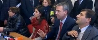 Incendio Roma, Costa e Raggi contestati alla conferenza stampa dopo rogo al Tmb di via Salaria: “Vergognatevi non avete fatto nulla”