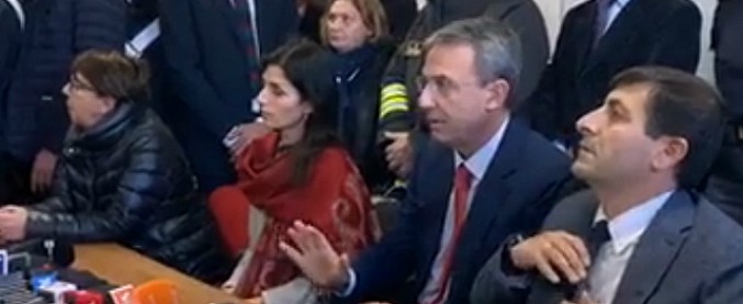 Copertina di Incendio Roma, Costa e Raggi contestati alla conferenza stampa dopo rogo al Tmb di via Salaria: “Vergognatevi non avete fatto nulla”