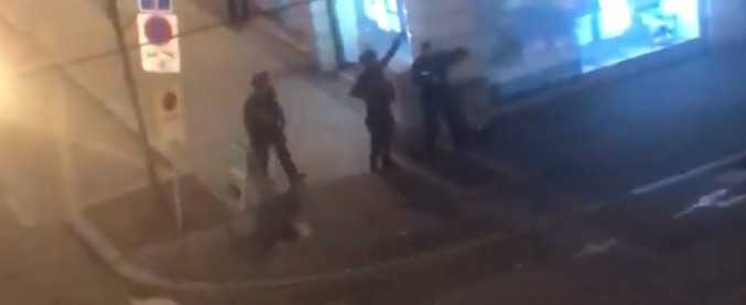 Copertina di Attentato Strasburgo, spari in strada. La polizia presidia il centro, le grida degli agenti: “Entrate! State in casa”