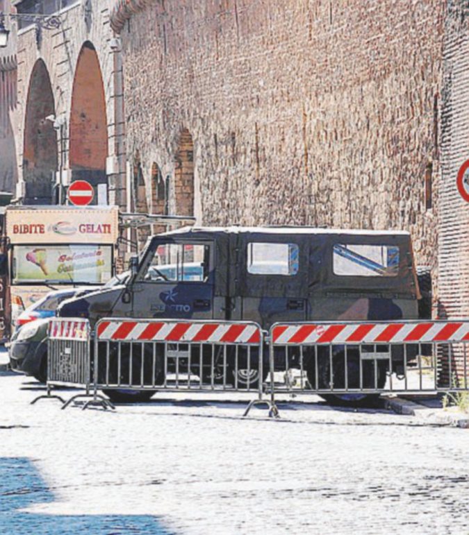 Roma - Un mezzo militare - Ansa Tenta di incendiare un veicolo dell’Esercito, fermato 45enne