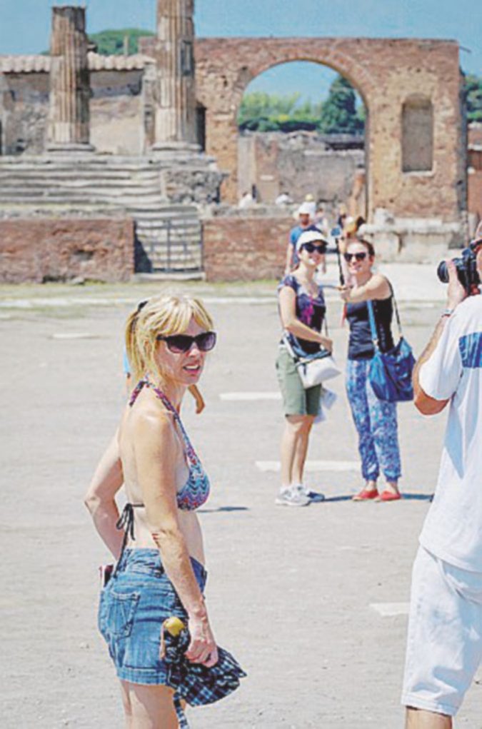 Decoro - Pompei - Ansa Il “galateo del turista perfetto”: niente selfie, bikini e canottiere. I divieti per chi visita gli scavi