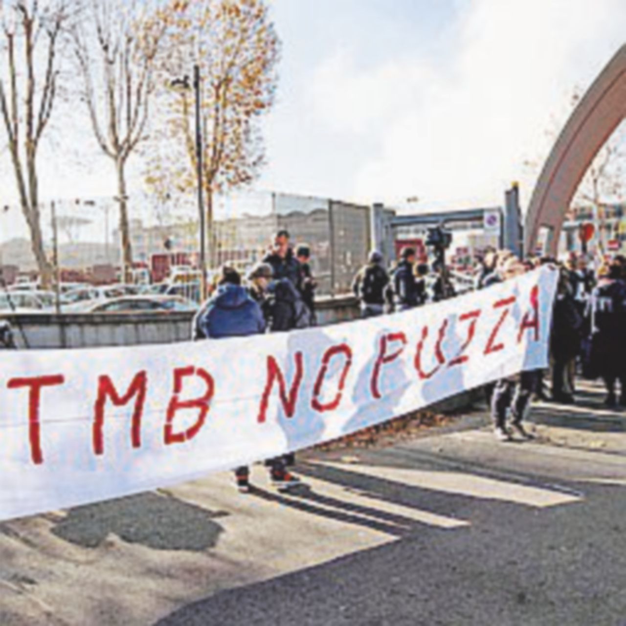 Copertina di Tmb Salario, così viviamo nelle zone assediate dalla puzza