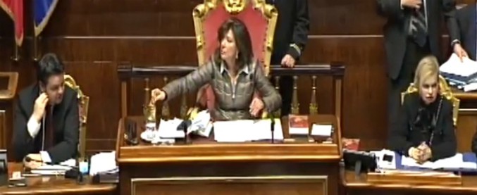 Copertina di Ddl Anticorruzione, Fraccaro preannuncia la fiducia al Senato. Contestazioni e urla delle opposizioni: “Vergogna”