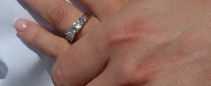 Perde l’anello di matrimonio nel water e l’idraulico lo ritrova in un tombino a cento metri da casa sua, dopo tre anni
