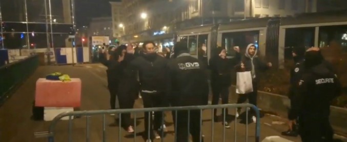 Copertina di Attentato Strasburgo, controlli a tappeto in centro. Cittadini con le mani alzate passano i controlli