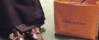 Copertina di Prete appassionato di Gucci e Louis Vuitton finisce nei guai per gli scatti su Instagram con borse e scarpe firmate