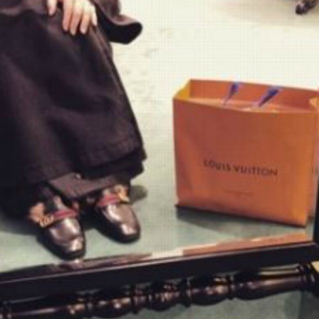 Prete appassionato di Gucci e Louis Vuitton finisce nei guai per gli scatti su Instagram con borse e scarpe firmate
