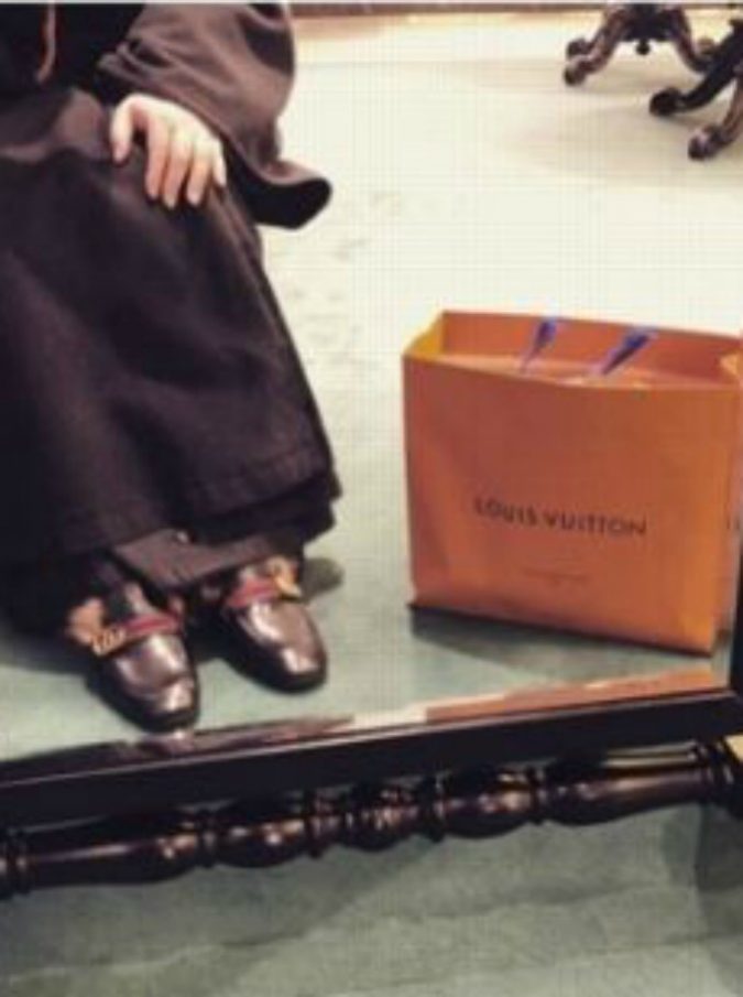 Prete appassionato di Gucci e Louis Vuitton finisce nei guai per gli scatti su Instagram con borse e scarpe firmate