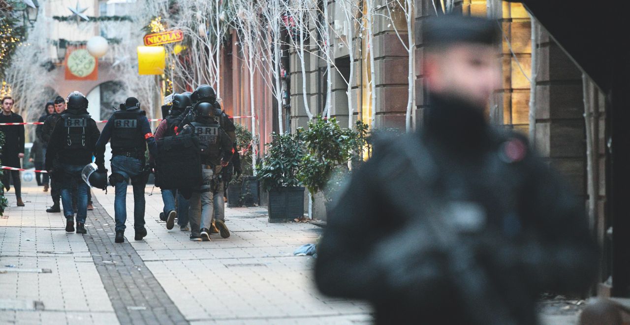 Copertina di Gli scivoloni à la Clouseau su tutti i terroristi schedati