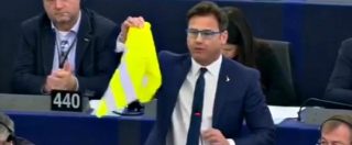 Copertina di Strasburgo, l’ennesima trovata del leghista Ciocca: gilet giallo in aula per protestare contro Macron