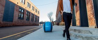 Copertina di Piaggio apre a Boston la fabbrica di Gita, il robot intelligente che porta a casa i pesi al posto del padrone