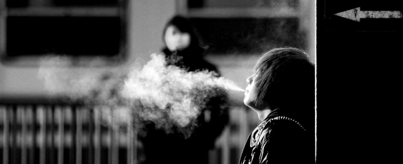 Svezia, esteso divieto di fumo all’aperto: stop anche in parchi e banchine dei treni