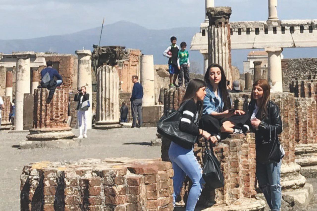 Ossessione selfie: ecco il vero scontro di inciviltà