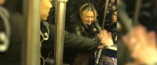 Copertina di Caos sulla metro: aggredisce una donna con calci, sputi e ombrellate. Poi l’insulto razzista, e i passeggeri reagiscono così