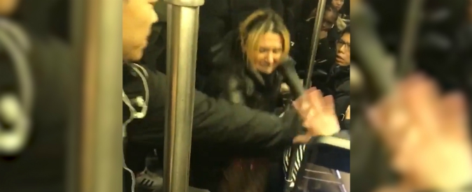 Copertina di Caos sulla metro: aggredisce una donna con calci, sputi e ombrellate. Poi l’insulto razzista, e i passeggeri reagiscono così