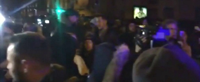 Copertina di Attentato Strasburgo, l’applauso dei cittadini del quartiere di Neudorf alla polizia dopo l’uccisione del killer