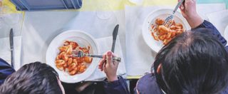 Copertina di Malore durante il pranzo in una scuola primaria: 12 bambini soccorsi, coinvolta anche una cuoca