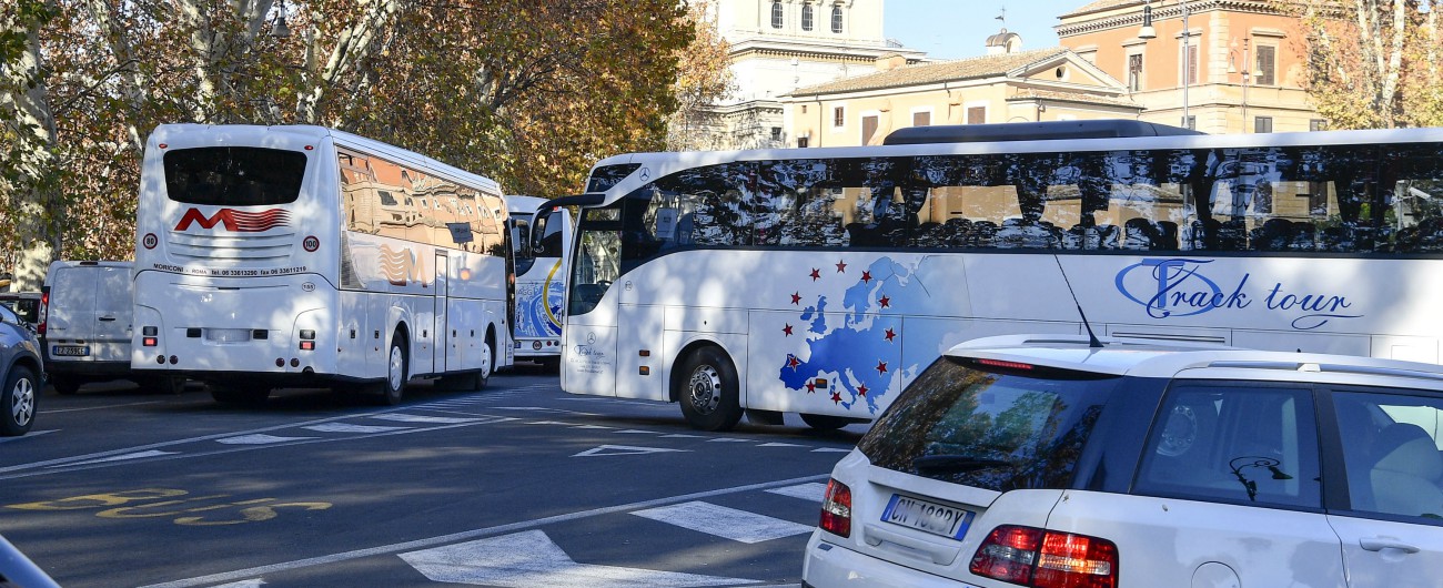 Roma, dal 1° gennaio al massimo 60 bus turistici in centro al giorno e maxi-tariffe Albergatori: ‘Licenzieremo 2.500 persone’