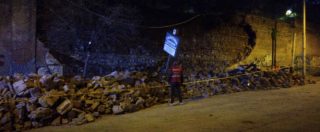 Copertina di Roma, crolla nella notte muro di Villa Mercede a San Lorenzo: danneggiate 7 auto e 2 moto