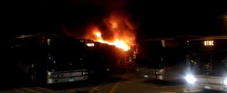 Copertina di Roma, incendio nella notte nel deposito: distrutti 2 autobus. E’ il 29° caso nel 2018
