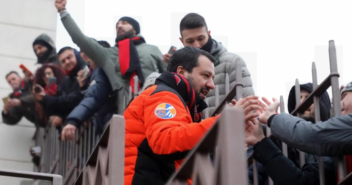 https://st.ilfattoquotidiano.it/wp-content/uploads/2018/12/16/Salvini-alla-festa-del-Milan-8-1200x630.jpg