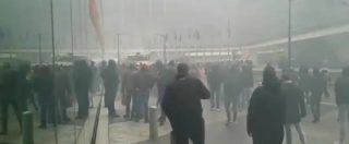 Copertina di Bruxelles, scontri e cariche della polizia davanti alla Commissione Europea alla manifestazione contro il patto di Marrakech