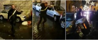 Copertina di Roma, carabiniere aggredito da ultrà incappucciati: “Infame, vattene affanculo”. Costretto a indietreggiare pistola in pugno