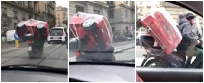 Copertina di Napoli, trasporti eccezionali in vista del Natale. Il regalo ingombrante non teme il traffico cittadino