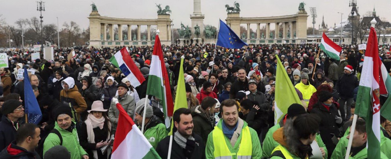 Ungheria, migliaia in piazza contro Orban Picchiati due deputati dell’opposizione