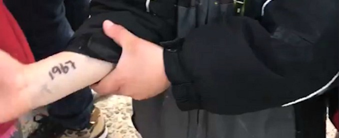 Copertina di Migranti, bambini marchiati con numeri seriali al confine Usa-Messico. Il video della Msnbc fa il giro del mondo