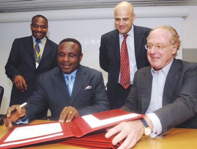 I vertici dell’azienda - L’ex ad Eni, Paolo Scaroni, con l’attuale ad, Claudio Descalzi e il ministro dell’Agricoltura del Congo, Rigabert Maboundou, nel 2008 Corruzione in Nigeria, la prima sentenza: “L’Eni sapeva tutto”