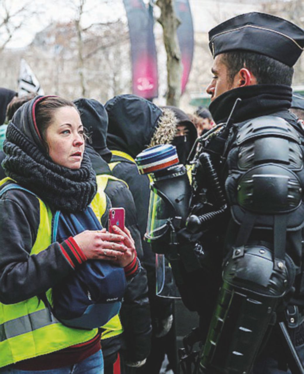 Copertina di Il tempismo di Macron: poliziotti in rivolta contro i tagli in manovra