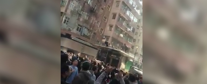 Copertina di “Io come Robin Hood”, il gesto di questo giovane manda in tilt il quartiere: ecco cosa ha fatto cadere da un grattacielo