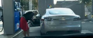 Copertina di Lei cerca di fare benzina, ma ha una Tesla: l’ilarità degli altri automobilisti nel video più spassoso del 2018