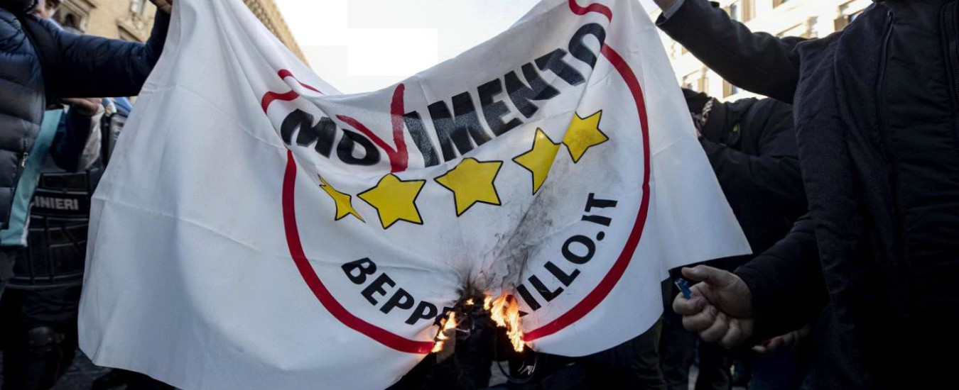 Copertina di Ncc, protesta a Roma contro l’obbligo di tornare in rimessa dopo la corsa. Bruciate bandiere M5s