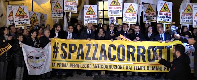 Copertina di Ddl Anticorruzione, M5s festeggia davanti a Montecitorio. Di Maio: “Mettiamo al centro la brava gente”