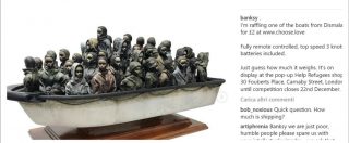 Copertina di Banksy, se doni 2 euro ai migranti puoi vincere una sua opera originale: l’asta per il Natale e altre idee regalo solidali