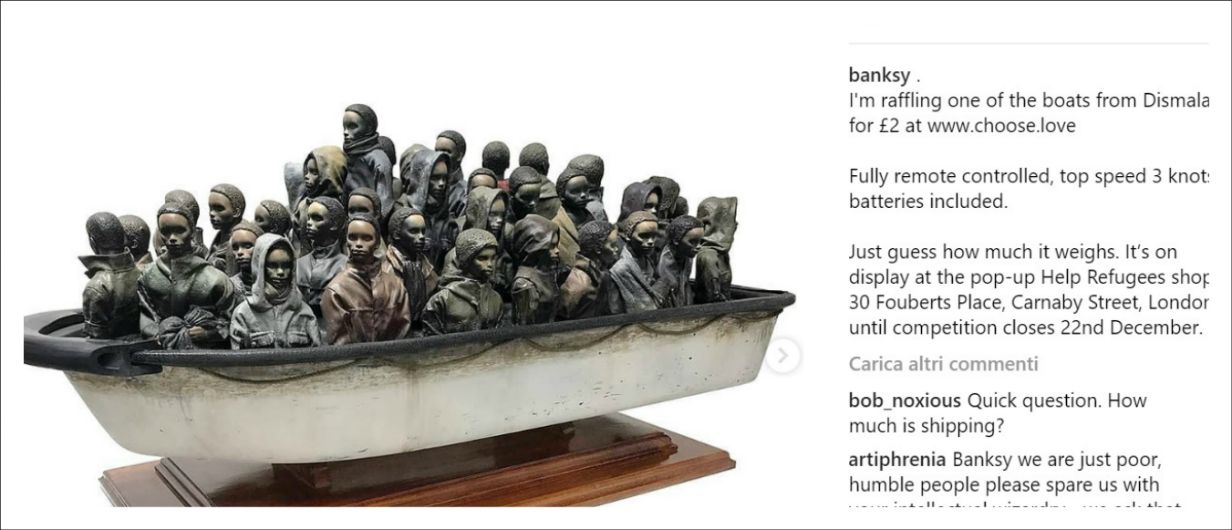 Banksy, se doni 2 euro ai migranti puoi vincere una sua opera originale: l’asta per il Natale e altre idee regalo solidali
