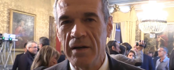 Copertina di Manovra, Cottarelli: “Non risolve i problemi sul debito pubblico. Se economia Ue rallenta, Italia rischia recessione”
