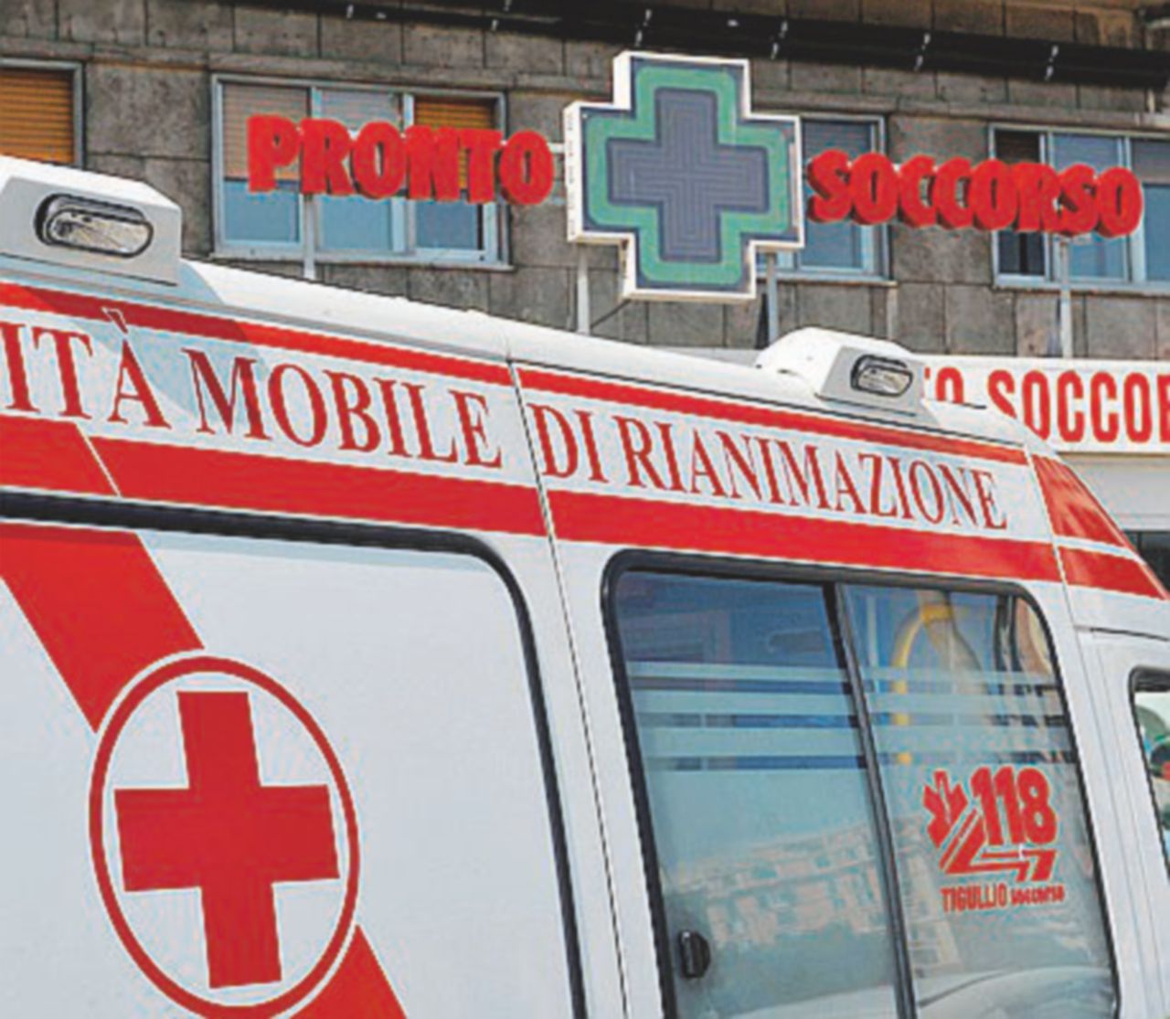 Copertina di Diciottenne si dà fuoco in piazza. Il padre morì in circostanze analoghe nello stesso luogo