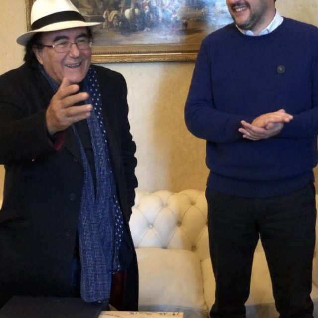 Matteo Salvini incontra Al Bano: la foto “pop” insieme sul divano