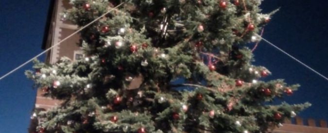 Spezzacchio, l’albero di Natale romano imbragato per via del forte vento: “Gli cadono le palle, come dargli torto?”