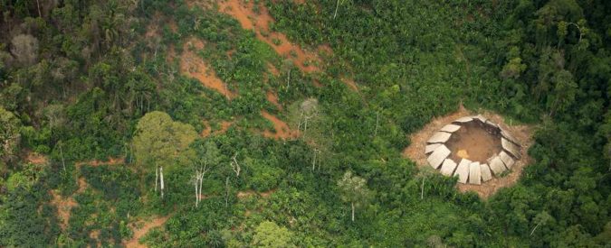 Bolsonaro minaccia i popoli indigeni dell’Amazzonia. Si sta rischiando un genocidio