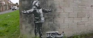 Copertina di Banksy provoca di nuovo per il Natale: il bambino si diverte coi fiocchi di neve, ma il graffito nasconde la realtà