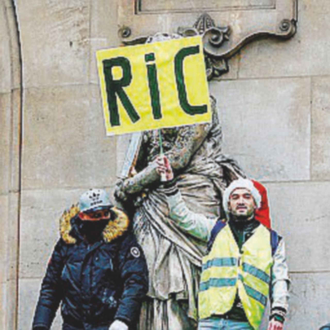 Copertina di La Francia alle prese con gilet e recessione